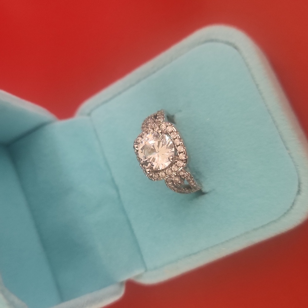 Beautiful cubic zirconia ring size 6